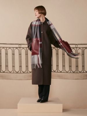 カシミヤマフラー 《タータンポケット・キュイール・アップリケ》, イメージ: 着用例, worn, ビュー2の3