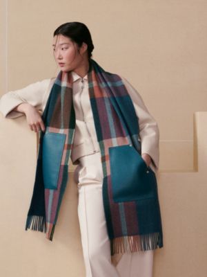 カシミヤマフラー 《タータンポケット・キュイール・アップリケ》, イメージ: 着用例, worn, ビュー2の3