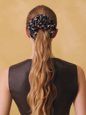 Magnolia Grand Tralala 스크런치, 보기: 이미지: 제품 착용 이미지, worn, 2개 중 2번째 보기