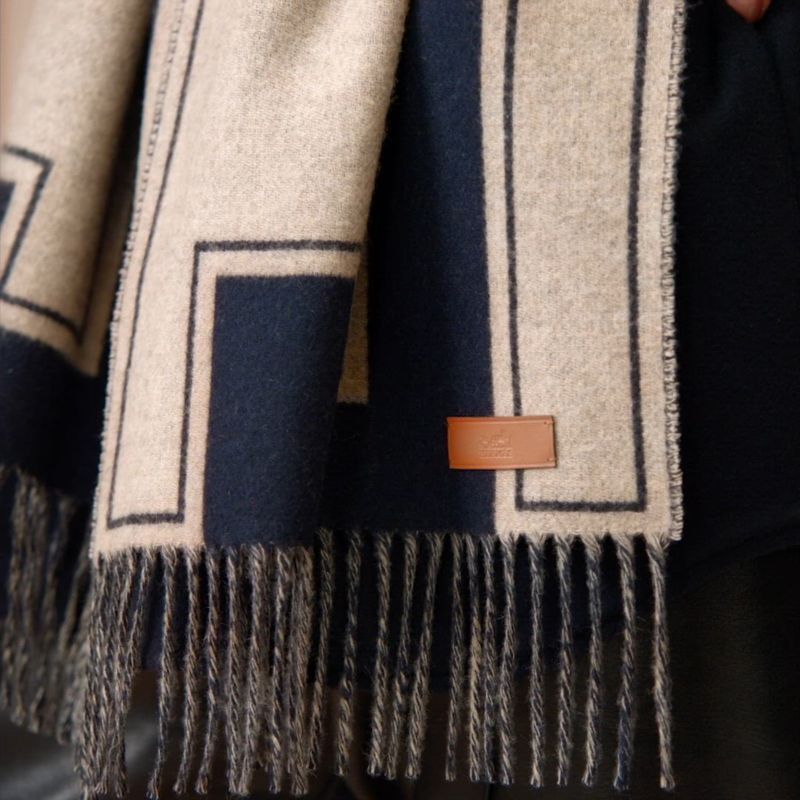 マフラー 《クレ・ドゥ・H》 - グレー | Hermès - エルメス-公式サイト