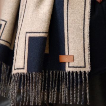 マフラー 《クレ・ドゥ・H》 - グレー | Hermès - エルメス-公式サイト