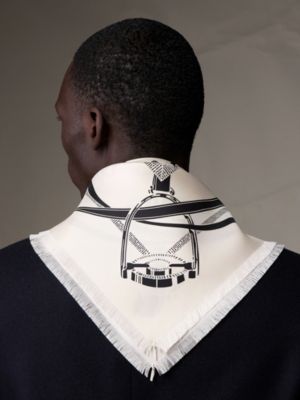 Grand Manege 80流蘇方巾, 檢視: 佩戴, worn, 檢視共3張圖片的第4張