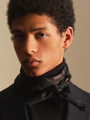 Lenço 80 com franjas Grand Manège, Exibir: Sendo usado, worn, visualizar 2 de 3