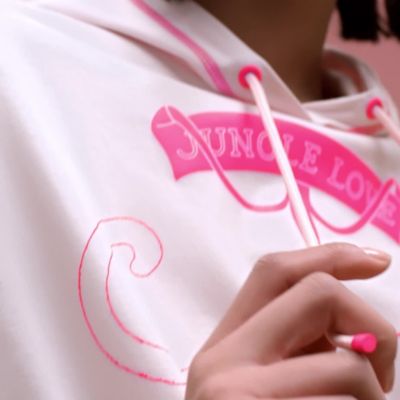 エルメス HERMES JUNGLE LOVE 2H4616DH Tシャツ Hermès Jungle Love Hoodie T-shirt – Rose Porcelaine Graphic Tee
