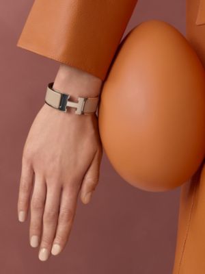 エナメルブレスレット 《クリック・クラックH》, イメージ: 着用例, worn, ビュー3の4