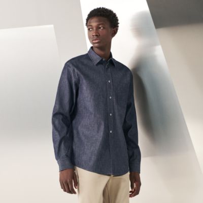 Camisa de corte deportivo y cuello flexible