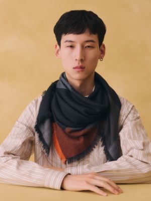 Lenço 100 Ikat H Gourmand, Exibir: Sendo usado, worn, visualizar 2 de 3
