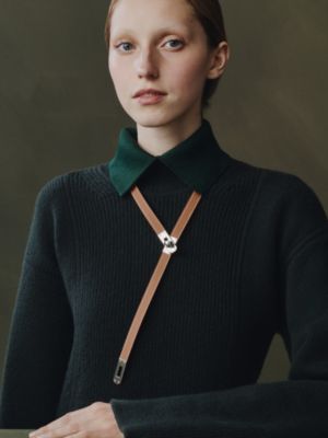 Kelly 래리어트 네크리스, 보기: 이미지: 제품 착용 이미지, worn, 2개 중 3번째 보기