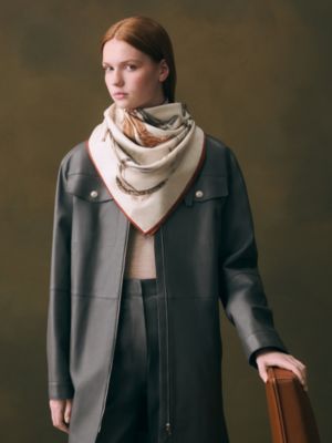 Carré 90 Exceptionnel brodé A Propos de Bottes, Vue: Vue portée, worn, vue 3 sur 5