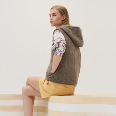 "H" quilted sleeveless jacket