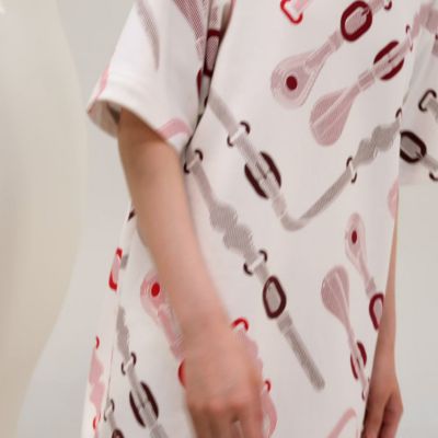 Vista: vídeo, Vestido suelto con estampado "Coaching Remix"