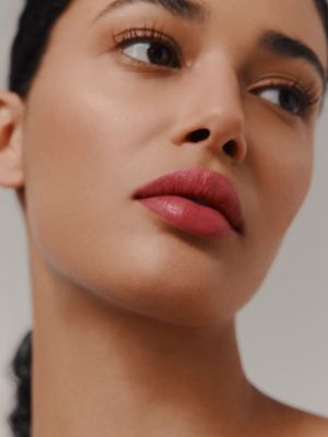 새틴 립스틱, 로즈 브뤼에르, 보기: 이미지: 제품 착용 이미지, worn, 5개 중 7번째 보기