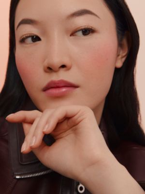 Rose Hermès Silky Blush腮紅，Rose Plume, 檢視: 佩戴, worn, 檢視共4張圖片的第8張