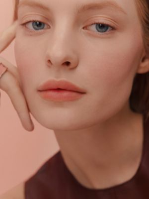 Rose Hermès瑰麗霧面唇膏，Rose Abricoté, 檢視: 佩戴, worn, 檢視共6張圖片的第7張