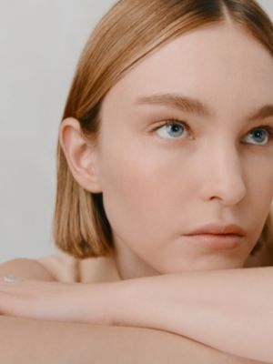 Hermès Plein Air霧面煥顏蜜粉餅，Nuage, 檢視: 佩戴, worn, 檢視共4張圖片的第7張