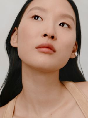 Hermès Plein Air霧面煥顏蜜粉餅，Nuage, 檢視: 佩戴, worn, 檢視共5張圖片的第7張