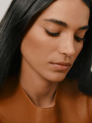 Hermès Plein Air H Trio三色煥顏礦物蜜粉餅，Sahara, 檢視: 佩戴, worn, 檢視共4張圖片的第8張