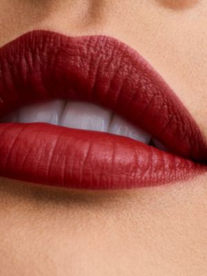 새틴 립스틱, 루즈 갈라 80 리미티드 에디션, 보기: 이미지: 제품 착용 이미지, worn, 8개 중 10번째 보기