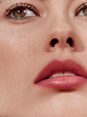 샤이니 립스틱 루즈 아비스 리미티드 에디션, 보기: 이미지: 제품 착용 이미지, worn, 5개 중 9번째 보기