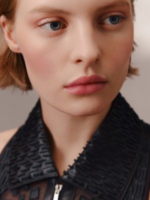 로카바 실크 파우더, 헬시 로지 글로우, 로카바 로즈, 보기: 이미지: 제품 착용 이미지, worn, 5개 중 7번째 보기