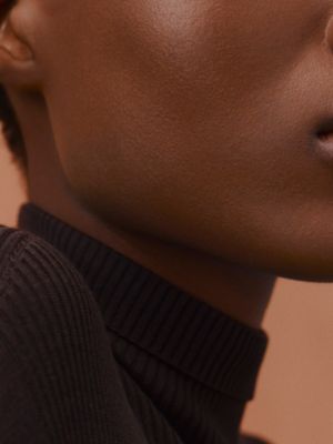 에르메스 플랭 에르 루미너스 매트 스킨케어 파운데이션, 81N 페캉, 보기: 이미지: 제품 착용 이미지, worn, 3개 중 7번째 보기
