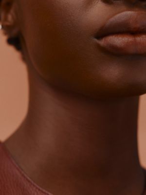 Luminous matte skincare foundation, 83W Châtaigne, View: Worn, worn, view 3 of 7