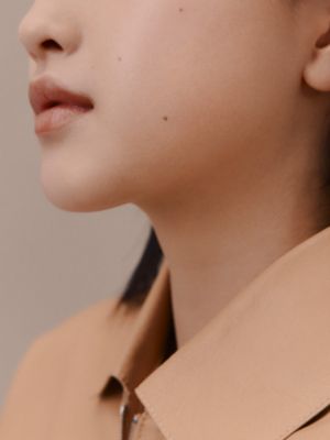 에르메스 플랭 에르 루미너스 매트 스킨케어 파운데이션, 07N 까올랭, 보기: 이미지: 제품 착용 이미지, worn, 3개 중 7번째 보기