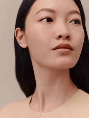 Hermès Plein Air 完美妝前乳, 檢視: 佩戴, worn, 檢視共4張圖片的第8張