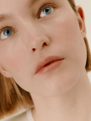 립 케어 밤 리필, 보기: 이미지: 제품 착용 이미지, worn, 2개 중 5번째 보기