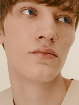 립 케어 밤 리필, 보기: 이미지: 제품 착용 이미지, worn, 3개 중 5번째 보기