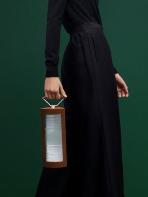 Lampe nomade Lanterne d'Hermès, Vue: Vue portée, worn, vue 3 sur 4