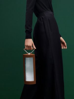 Lampe nomade Lanterne d'Hermès, Vue: Vue portée, worn, vue 4 sur 4