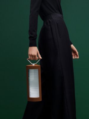 Lampe nomade Lanterne d'Hermès, Vue: Vue portée, worn, vue 3 sur 4