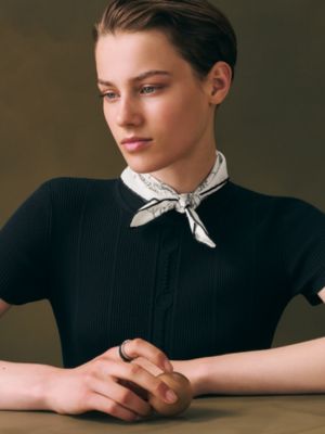 Le Pommier Sellier 스카프 45, 보기: 이미지: 제품 착용 이미지, worn, 2개 중 3번째 보기
