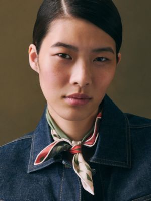 Portrait de Boucle scarf 45, View: Worn, worn, view 2 of 3
