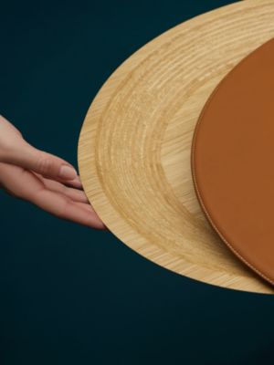 Les Necessaires d'Hermès "hide-and-seek"多用桌，小型, 檢視: 佩戴, worn, 檢視共4張圖片的第4張
