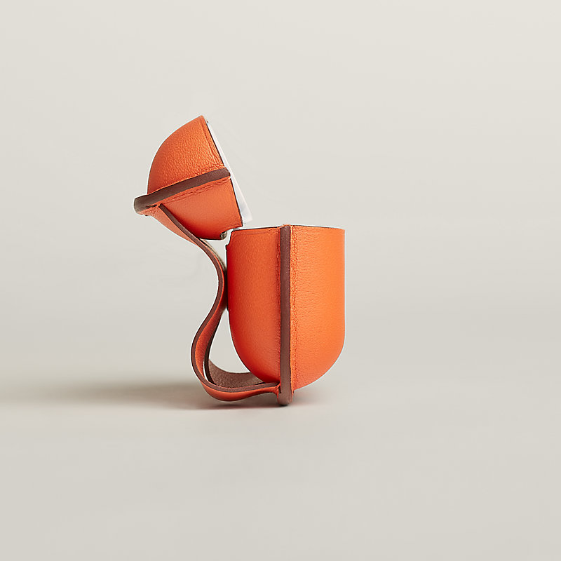 【HERMES】細部にもエルメスらしさ♪AirPods Pro 2用ケース AirPods Pro 2用ケース | Hermès - エルメス-公式サイト