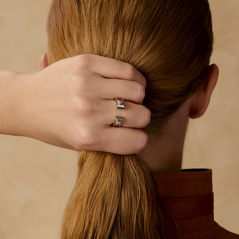 【さりげない輝きでお洒落に】HERMES Athena Double Stud リング Athena double stud ring | Hermès USA