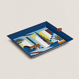 atrium-jaguar-dans-un-jardin- 
