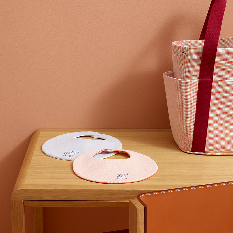 Cabriole round bib