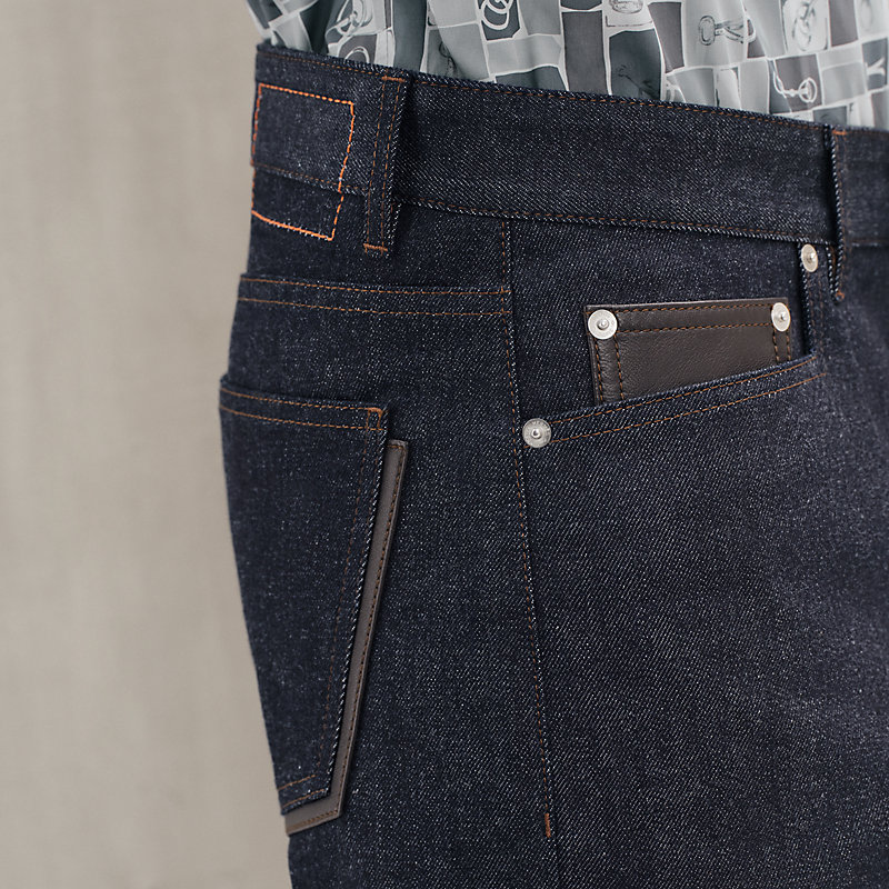 Calça jeans com bolsos sombreados