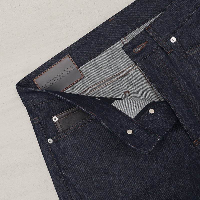 Calça jeans com bolsos sombreados