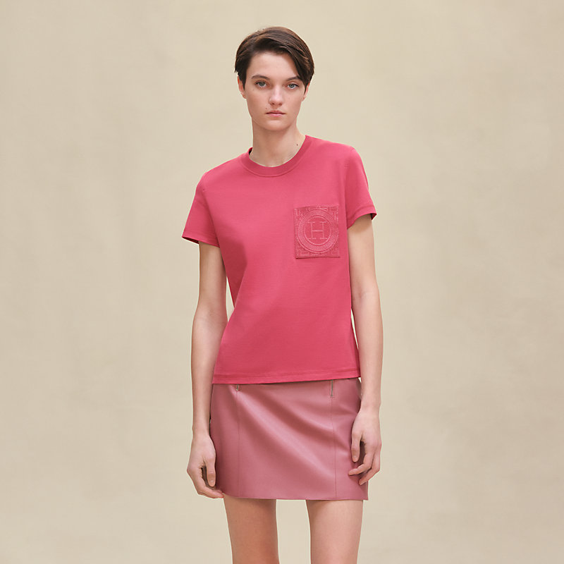 Camiseta com bolso bordado