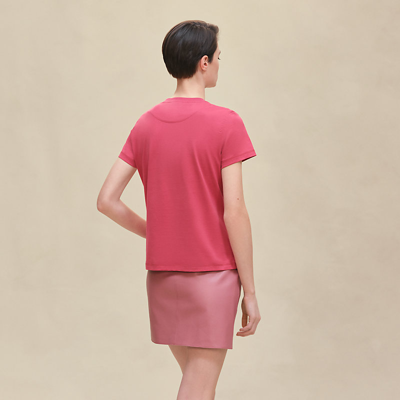 Camiseta com bolso bordado