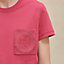 Camiseta com bolso bordado, Exibir: Sendo usado, worn, visualizar 5 de 5