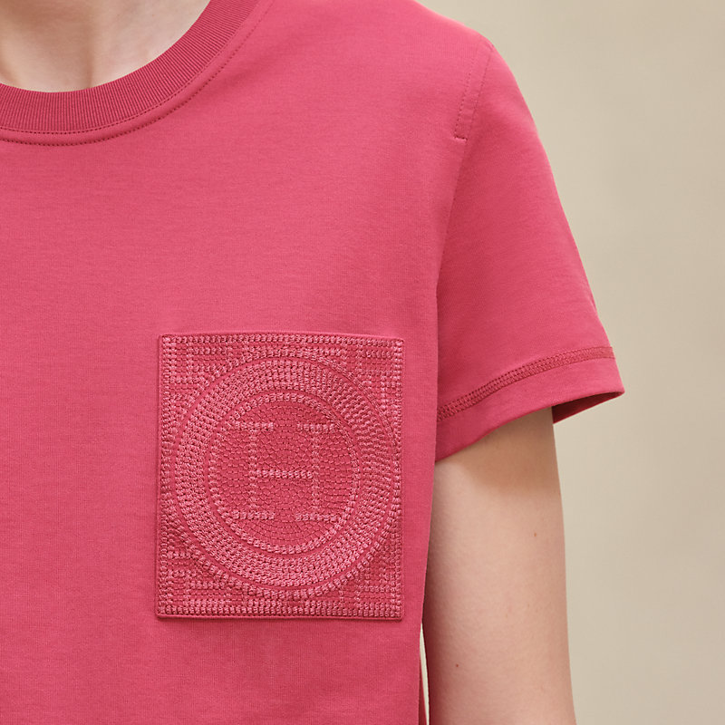Camiseta com bolso bordado