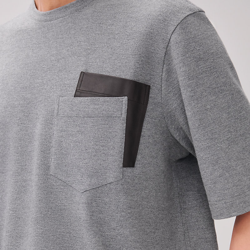 Camiseta con bolsillo sombreado