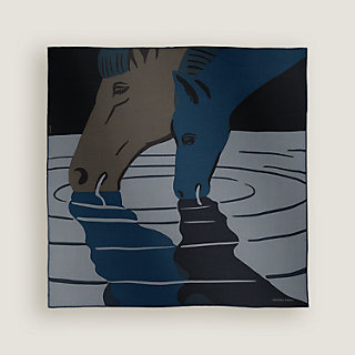 Écharpe HERMES Carré 65 Jardin De Calypso - Soie Et Coton Bleu - Avec Boîte Et étiquettes - Occasion Non Portée