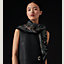 Carré 90 brodé Le Sacre des Saisons, Vue: Vue portée, worn, vue 2 sur 3