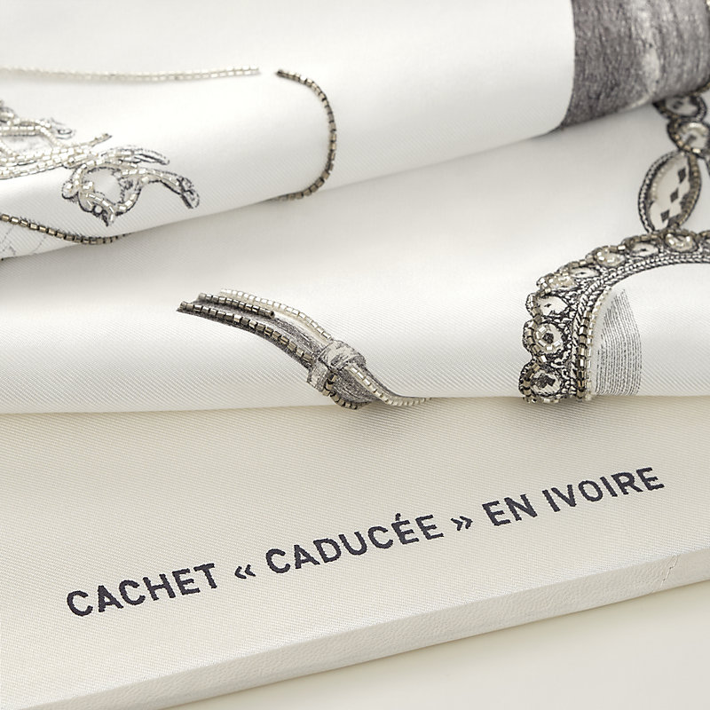 Carré 90 brodé Nous Sommes Inséparables